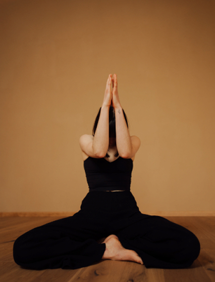 Isabel Reinartz Yoga Pose